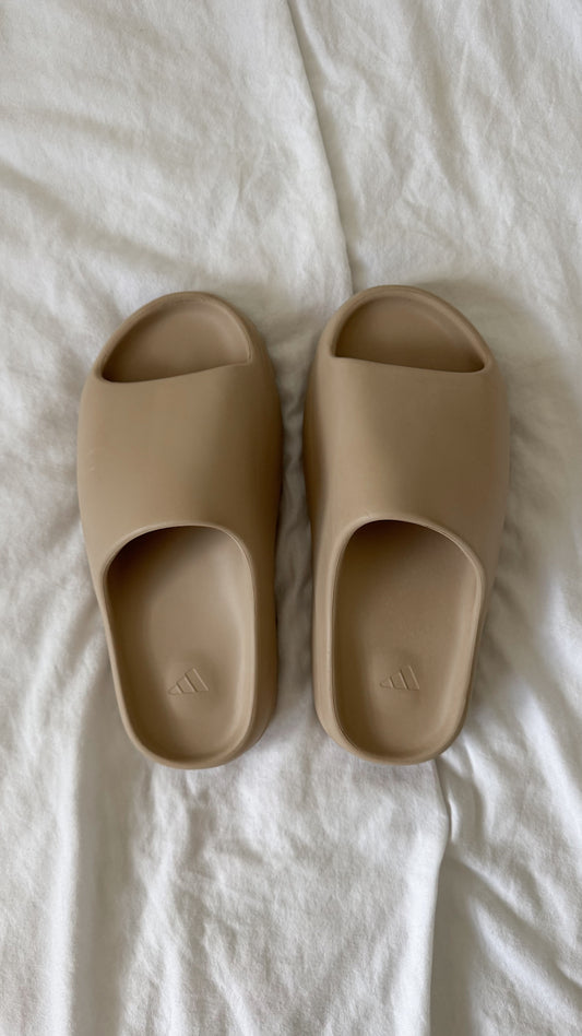 Pre-loved Yeezy Slide