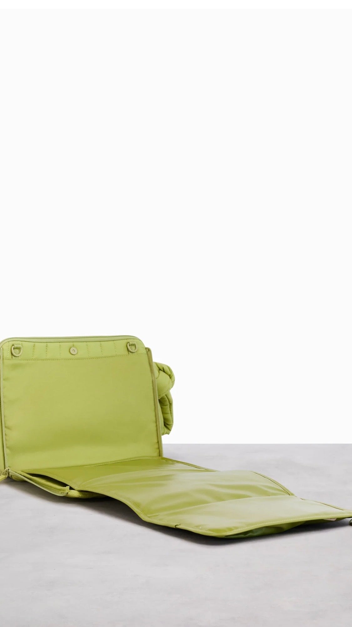 New Beis The Clutch in Play Date