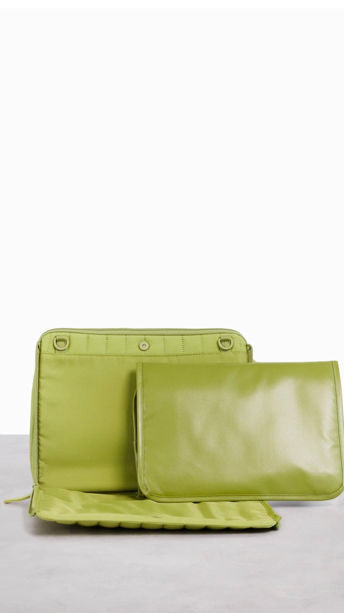 New Beis The Clutch in Play Date